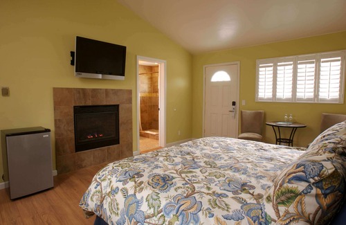 Pacific Grove Bed & Breakfast | Sunset Inn - Charming Beautiful Inn (First Cabin)