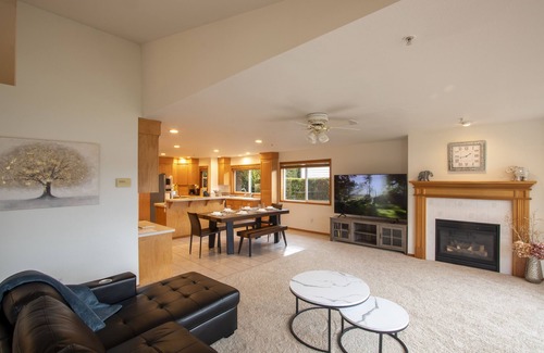 Bonney Lake House | Sunset Lake Retreat@ Lake Tapps-Lakefront, Spacious, Sports court, Kayaks