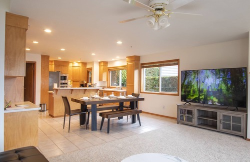 Bonney Lake House | Sunset Lake Retreat@ Lake Tapps-Lakefront, Spacious, Sports court, Kayaks