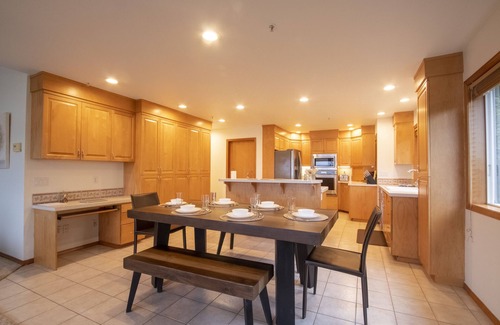 Bonney Lake House | Sunset Lake Retreat@ Lake Tapps-Lakefront, Spacious, Sports court, Kayaks