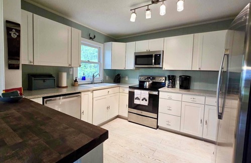 Bryson City Cabin | Sunset Point: mountain view hot tub + fire pit