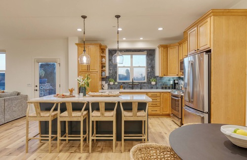 Grover Beach House | Sunset Serenity by AvantStay | Rooftop w/Hot Tub & Fire Pit, 3 Blocks to Beach!