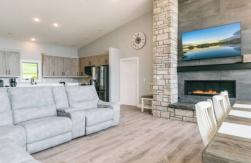 McHenry House | Sunset Sky Lodge 241 Fairgate