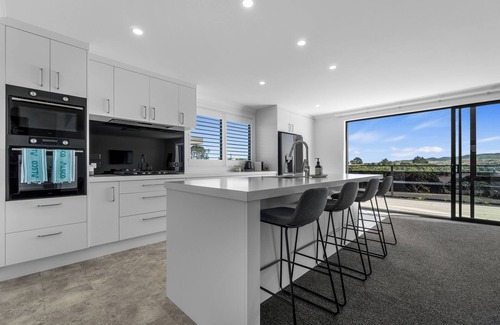 Raglan House | Sunset Stay - Raglan Holiday Home
