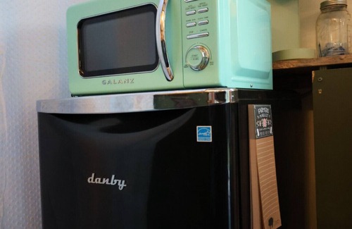 Gilmanton House | Sunset Tiny Retreat - A Peaceful Getaway