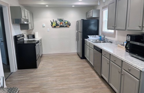Pretty Bayou House | Sunset View 10 min to Gulf Coast Emerald Beaches - Pet-Friendly!