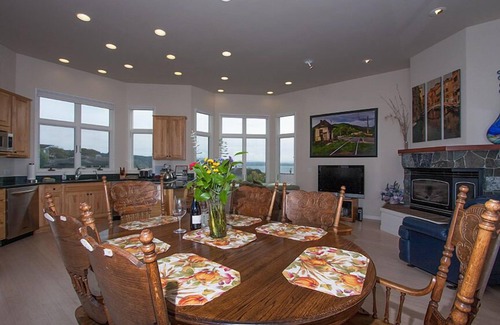 Trinidad House | Sunset Vista - Footsteps to the Beach & Pier!