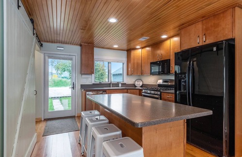 Pinckney House | Sunshine Cottage on All Sports Portage Lake