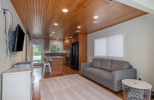 Pinckney House | Sunshine Cottage on All Sports Portage Lake