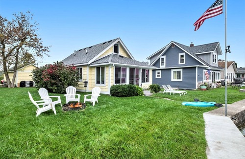 Pinckney House | Sunshine Cottage on All Sports Portage Lake