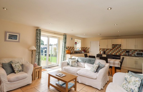 North Sunderland Cottage | SUNSHINE COTTAGE, pet friendly, country holiday cottage in Seahouses