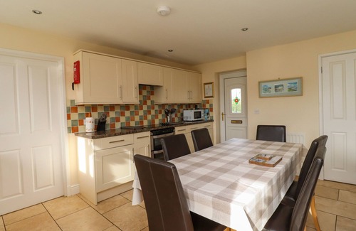 North Sunderland Cottage | SUNSHINE COTTAGE, pet friendly, country holiday cottage in Seahouses