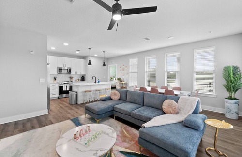 Deerwood Apartment | Sunshine Escape for up to 16: 7BR/6BA, Pool & Gym