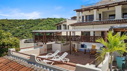 Coco Sunset Hills House | Sunshine Escape With A Rooftop Patio