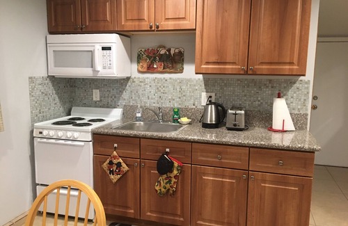 Valley Glen Bed & Breakfast | Sunshine LA BnB