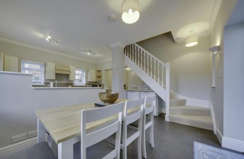Rustington House | Super 5 Bedroom Family Friendly Retreat Rustington