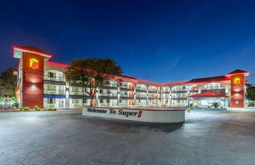 North Loop Hotel | Super 8 by Wyndham Austin University/Downtown Area