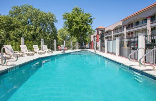 North Loop Hotel | Super 8 by Wyndham Austin University/Downtown Area