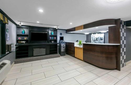 North Loop Hotel | Super 8 by Wyndham Austin University/Downtown Area