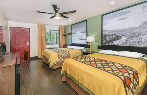 North Loop Hotel | Super 8 by Wyndham Austin University/Downtown Area