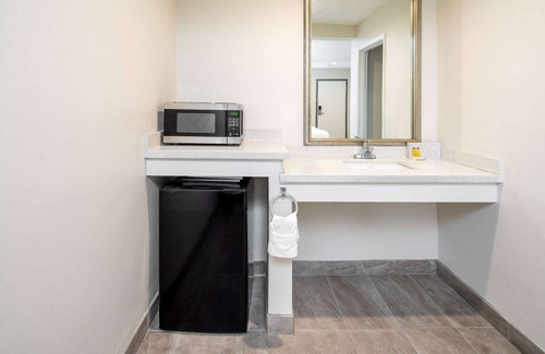 Bakersfield Hotel | Super 8 by Wyndham Bakersfield Ca