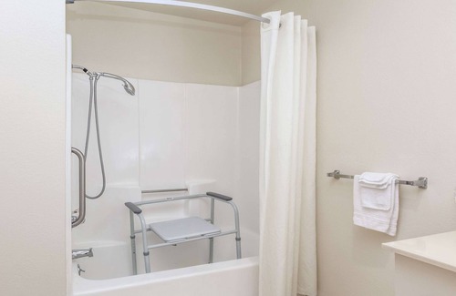 West Park Community Hotel | Super 8 by Wyndham Bakersfield/Central