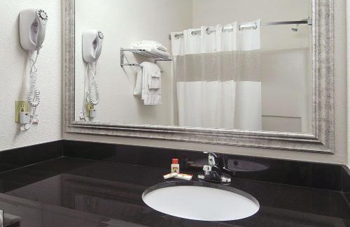 Bowling Green Hotel | Super 8 by Wyndham Bowling Green North