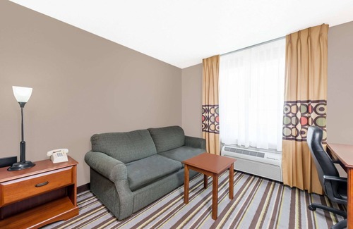 Bolivar Hotel | Super 8 by Wyndham Bolivar