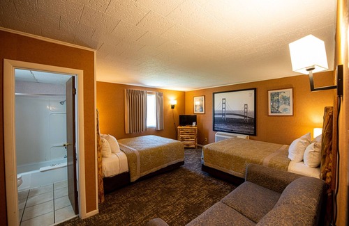 Mackinaw City Hotel | Super 8 by Wyndham Bridgeview of Mackinaw City