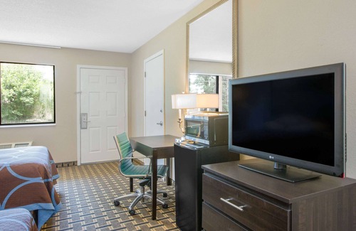 Brinkley Hotel | Super 8 by Wyndham Brinkley