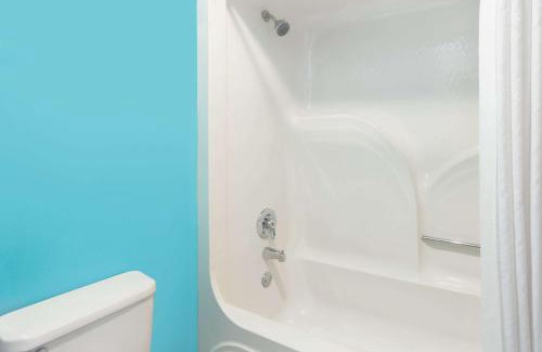 Brunswick Hotel | Super 8 by Wyndham Brunswick South I-95