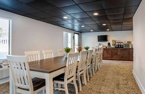 Daleville Hotel | Super 8 by Wyndham Daleville/Fort Novosel