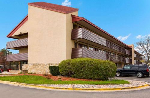 Deerfield Hotel | Super 8 by Wyndham Deerfield - Northbrook
