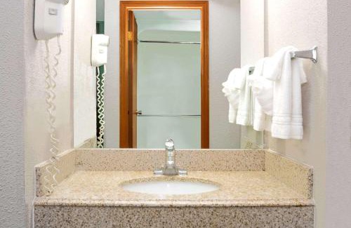 Northeast Park Hill Hotel | Super 8 by Wyndham Denver Stapleton