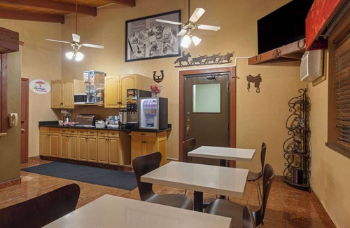 Dodge City Hotel | Super 8 by Wyndham Dodge City