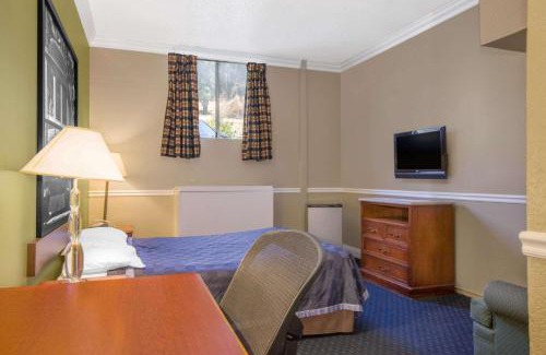 Hayward Hotel | Super 8 by Wyndham Hayward Downtown