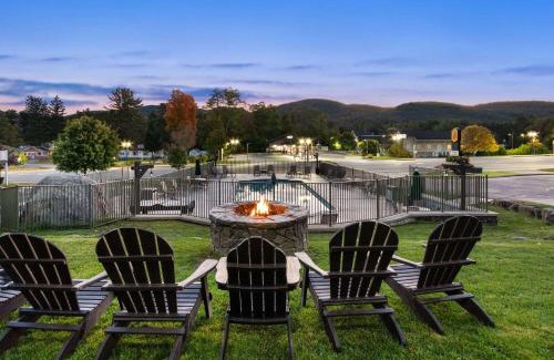 Lake George Hotel | Super 8 by Wyndham Lake George/Downtown