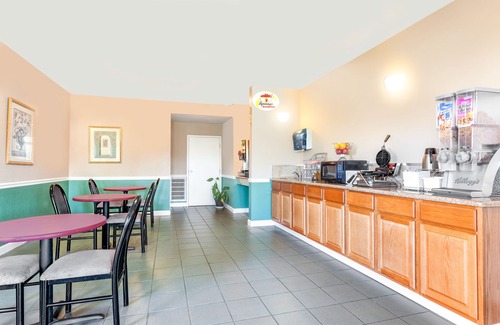 Madison Hotel | Super 8 by Wyndham Madison/Ridgeland Area