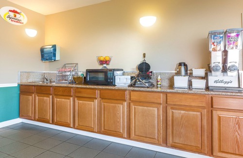 Madison Hotel | Super 8 by Wyndham Madison/Ridgeland Area