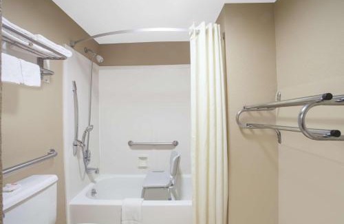 Bellevue Hotel | Super 8 by Wyndham Nashville West