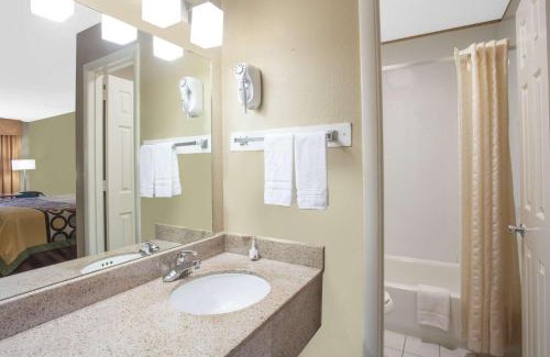 Bellevue Hotel | Super 8 by Wyndham Nashville West