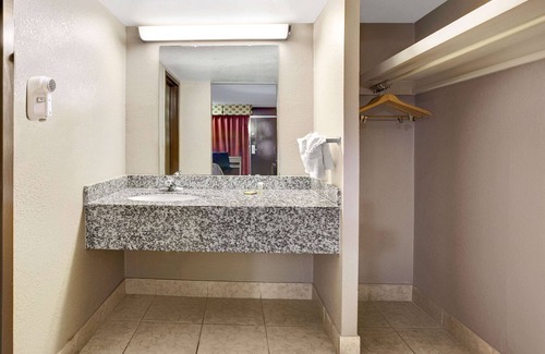 Norman Hotel | Super 8 by Wyndham Norman