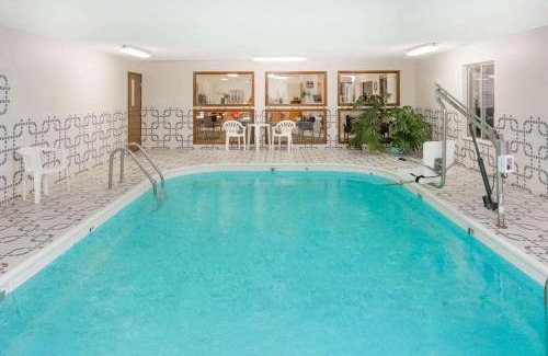 Pekin Hotel | Super 8 by Wyndham Pekin/Peoria Area