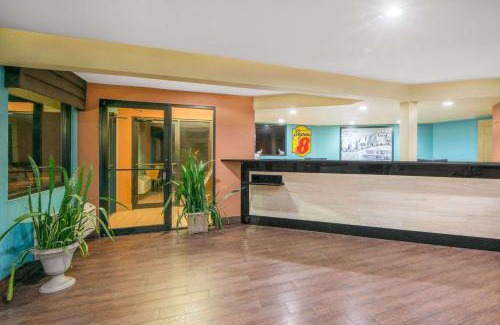Tulsa Hotel | Super 8 by Wyndham Tulsa - Route 66