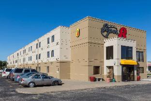 Greenwich Hotel | Super 8 by Wyndham Wichita North