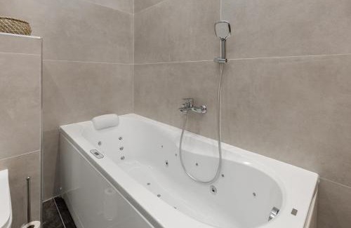 Belvaros - Lipotvaros Apartment | SUPER CENTRAL 2BR-2BT with Balcony&View&Sauna&Jacuzzi