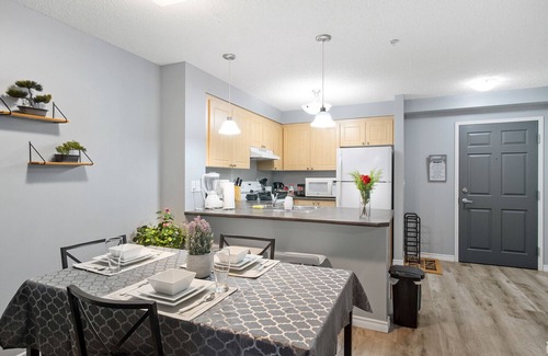 Southwest Edmonton Condo | ★Super Clean&Comfy,Netflix,Prkg.Very Trendy ★