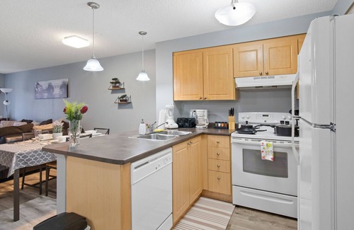 Southwest Edmonton Condo | ★Super Clean&Comfy,Netflix,Prkg.Very Trendy ★
