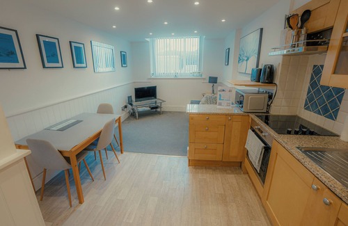 Beaumont Apartment | Super Duplex Central City Apt Free Private parking