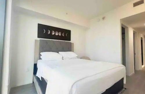 West End Apartment | Super Lux 2BR Downtown Austin - Modern and Central